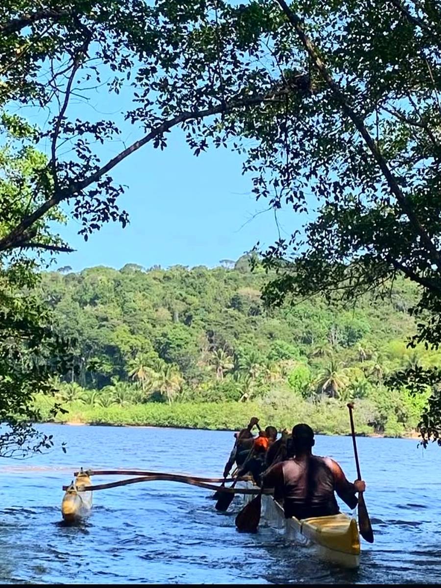 Canoa havaiana no rio