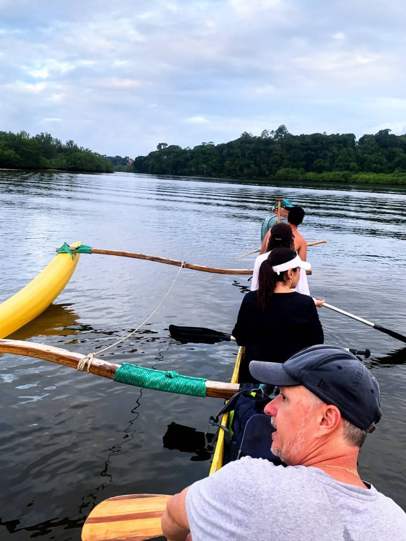 Grupo de turistas na canoa